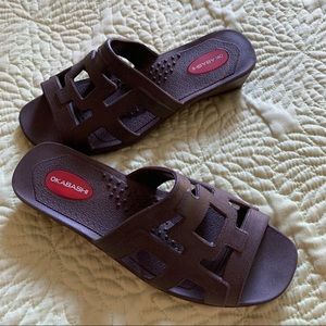 Brown Okabashi brown rubber wedge sandals sz M/7